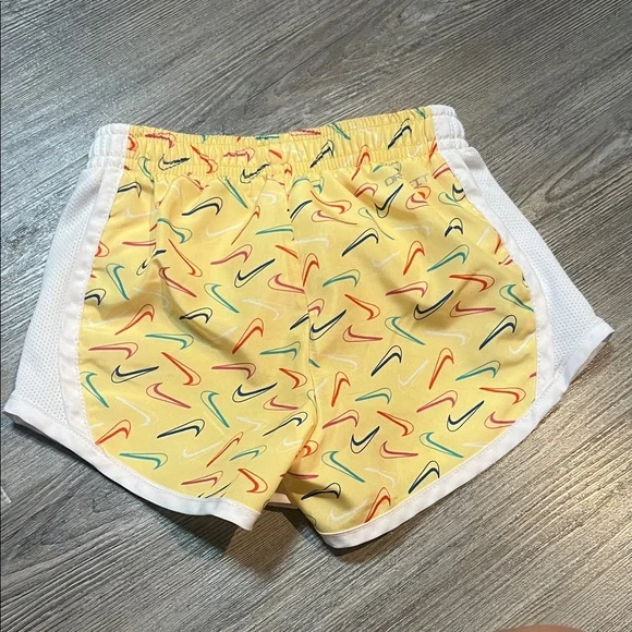 Nike Gray Tee and Yellow Shorts Set-Size 2T - Picture 6 of 9